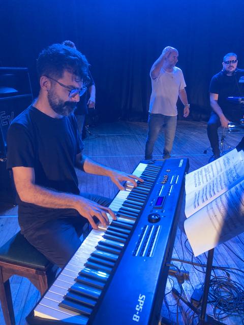 Ensayo con teclado en un escenario