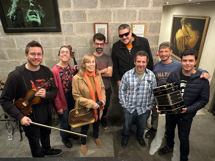 Integrantes de Tanghetto con músicos e invitados